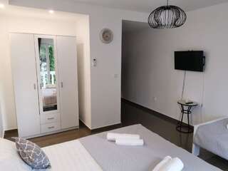 Апартаменты ANA APARTMANI Свети-Стефан Апартаменты с балконом-1